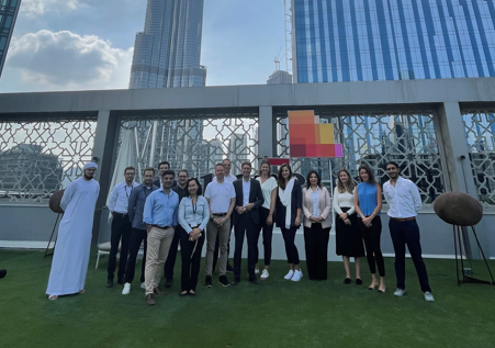 Die Teilnehmer:innen der Delegationsreise vor der Skyline von Dubai