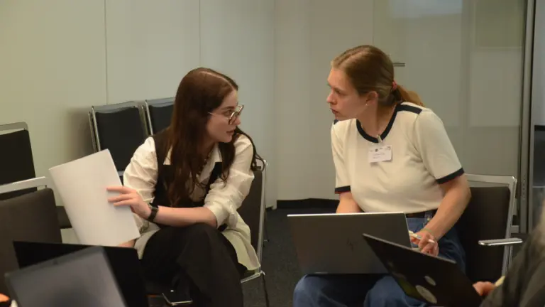 Zwei Frauen besprechen sich.