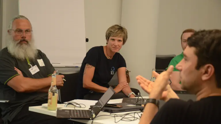 Personen sprechen, die anderen hören zu