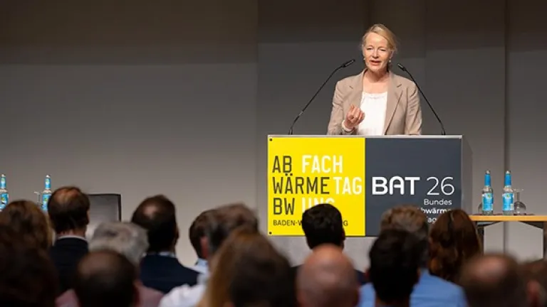 Frau spricht am Rednerpult