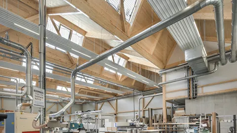 Produktionshalle mit Absauganlage