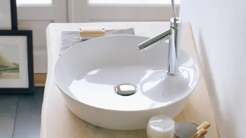 Waschschale auf einem Waschtischplatte aus Holz