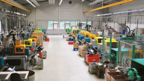 Produktionshalle mit Teilansicht Spritzguss