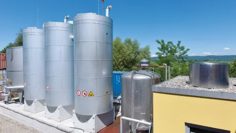 Molke-Biogasanlage mit Technikgebäude