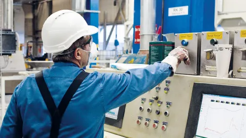 Person bedient das Steuerpult