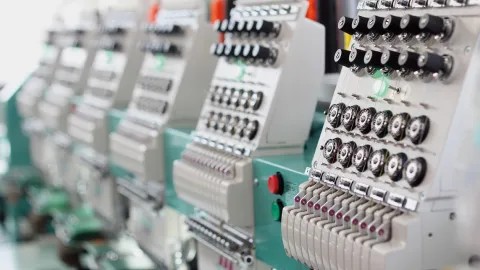 Mehrkopf-Stickautomaten nebeneinander
