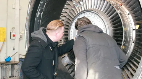 Demontagefachgespräch an einem kommerziellen Triebwerk