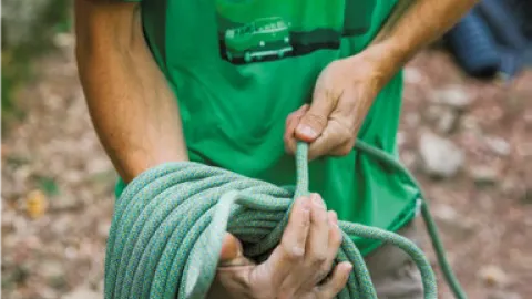 Kletterer mit einem langen Seil