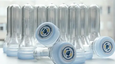 CO2-Einsparung durch Recycling: Mit CO2-Recycling-Technologie wird CO2 aus Abgasen zu PET verarbeitet, wodurch die CO2 Rückgewinnung und CO2 Kreislaufwirtschaft gefördert wird.