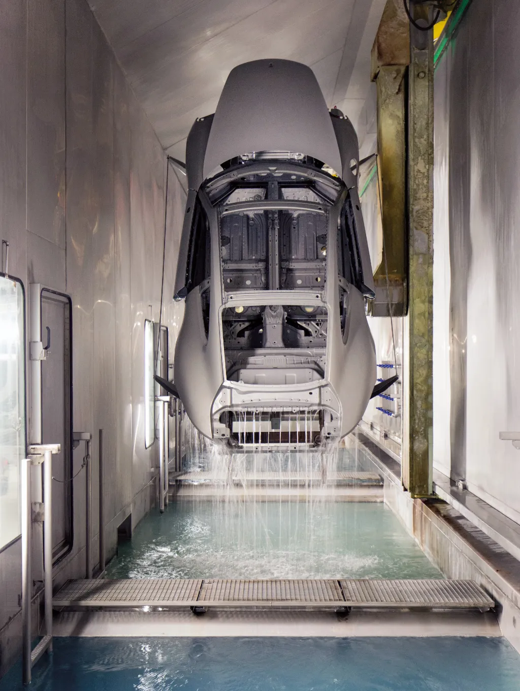 Karosserie eines Porsche 911 in den Vorbehandlungsbecken