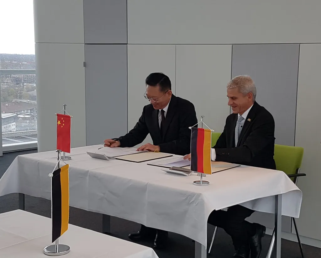 Protokollunterzeichnung durch Dr. Patrick Rapp, Staatssekretär im Ministerium für Wirtschaft, Arbeit und Tourismus des Landes Baden-Württemberg und Herr Hei Hang, stellvertretender Generaldirektor der Kommission für Entwicklung und Reform in der Provinz Jiangsu