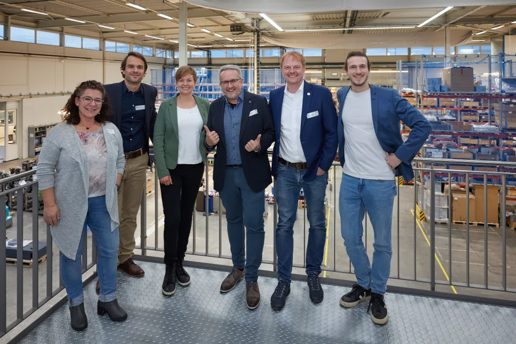 Das KEFF+Team mit den Vertretern von Kälte-Huber in der Produktionshalle (v.l.n.r.: Alexandra Jung, Fabian Delong, Franziska Potthast, Daniel Huber, Michael Kern, Philipp Gillessen)