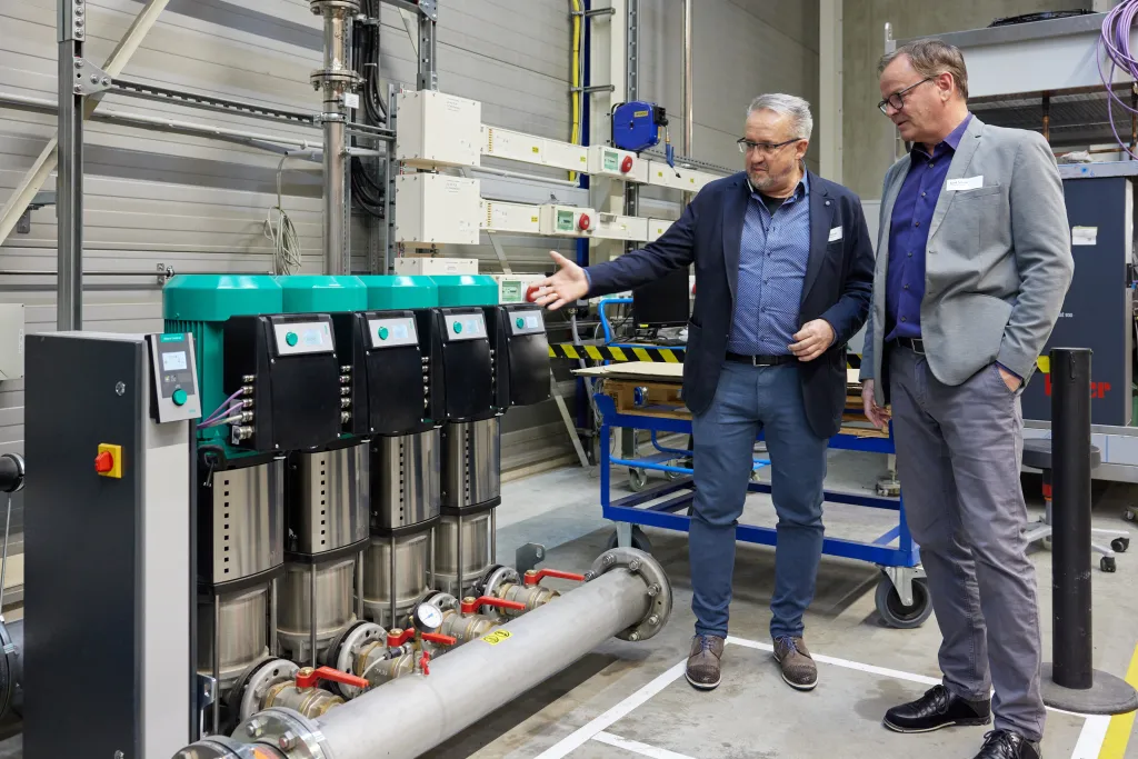 Vorstandsvorsitzender Daniel Huber zeigt Landrat Scherer die optimierte Pumpenanlage (Bild: Simone Böttcher-Murr)