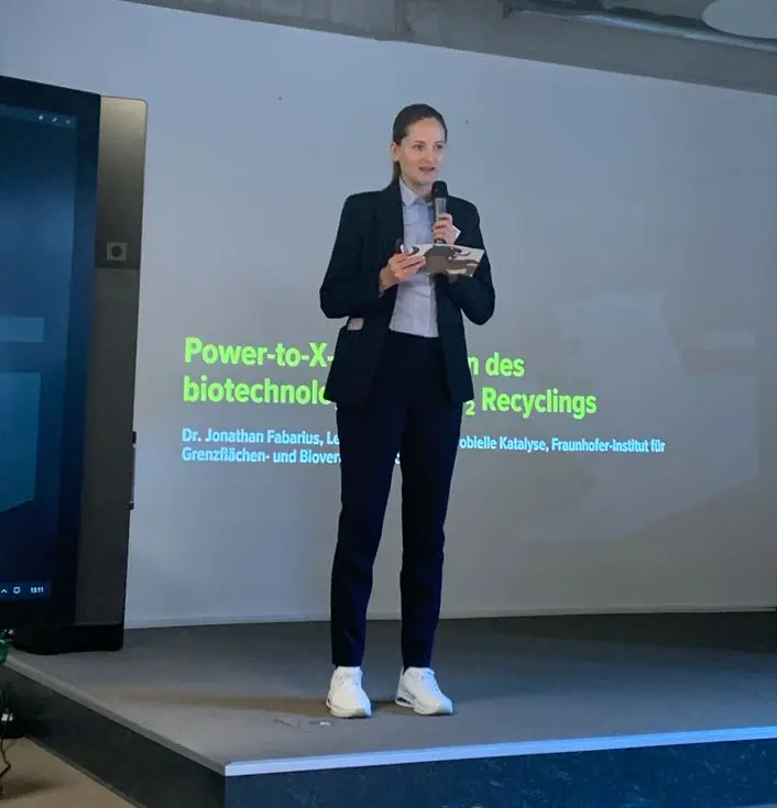Paulina Leiman (Projektleiterin Bioökonomie) wendete sich an die Themen wie, die Potenziale von CO₂-Recycling mit biologischen und biohybriden Technologien und weitere.