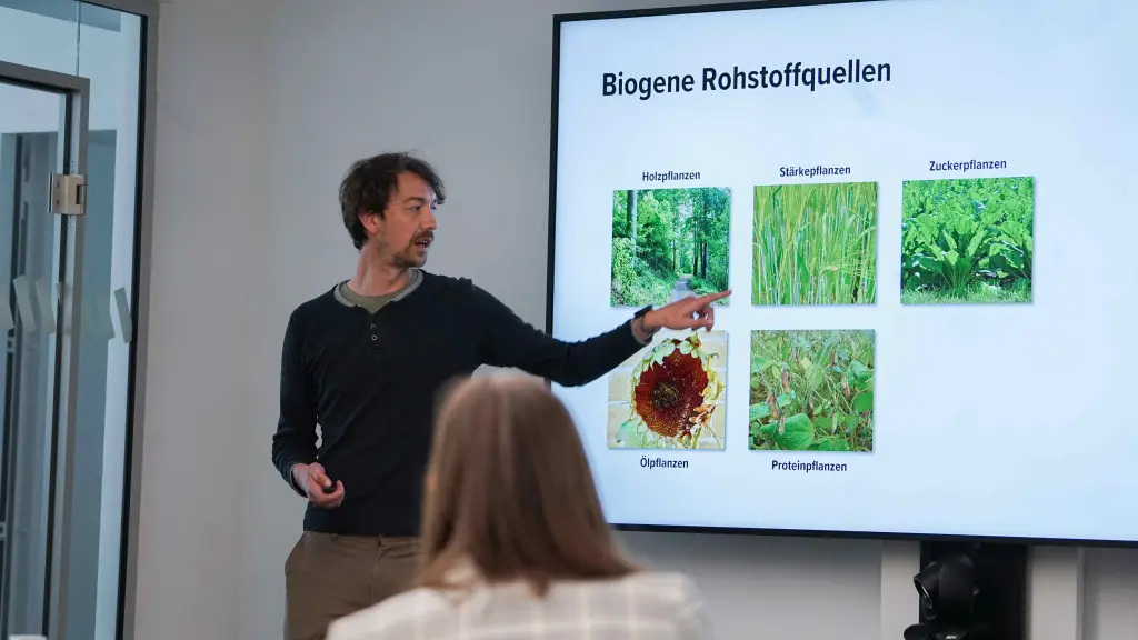 Bioökonomie Projektleiter Johannes Kurz erklärt biogene Rohstoffquellen an einer Präsentationfolie
