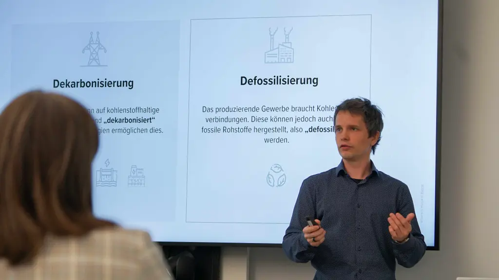 Ein Bild mit dem Projektleiter Manuel Bauer. Er erklärt den Unterschied zwischen Defossilisierung und Dekarbonisierung