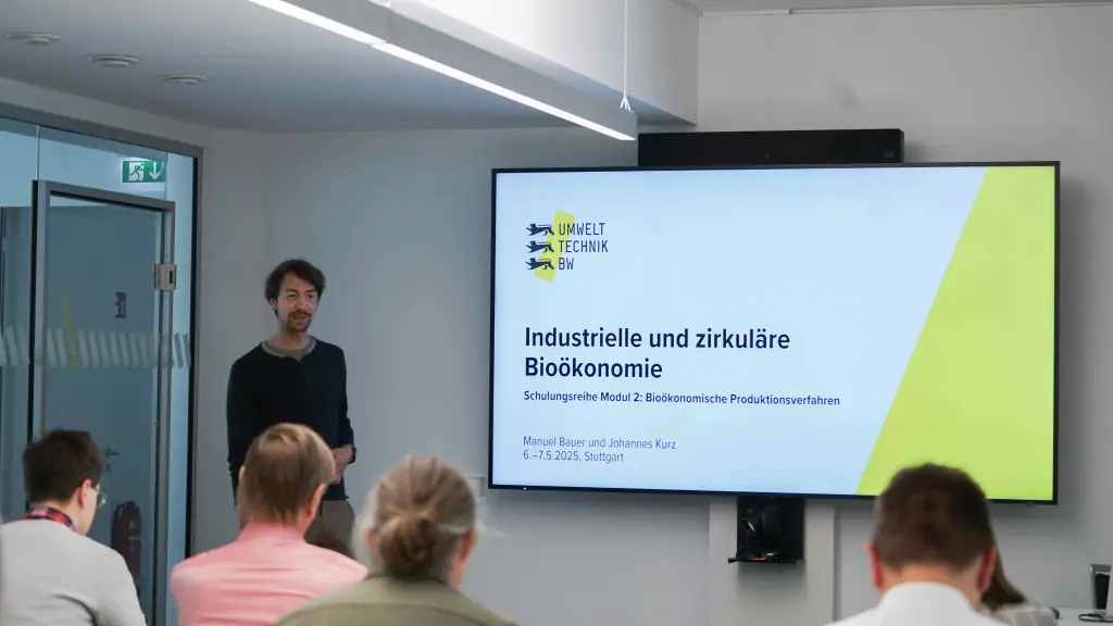 Projektleiter Johannes Kurz begrüßt die Teilnehmer der Schulung Bioökonomie