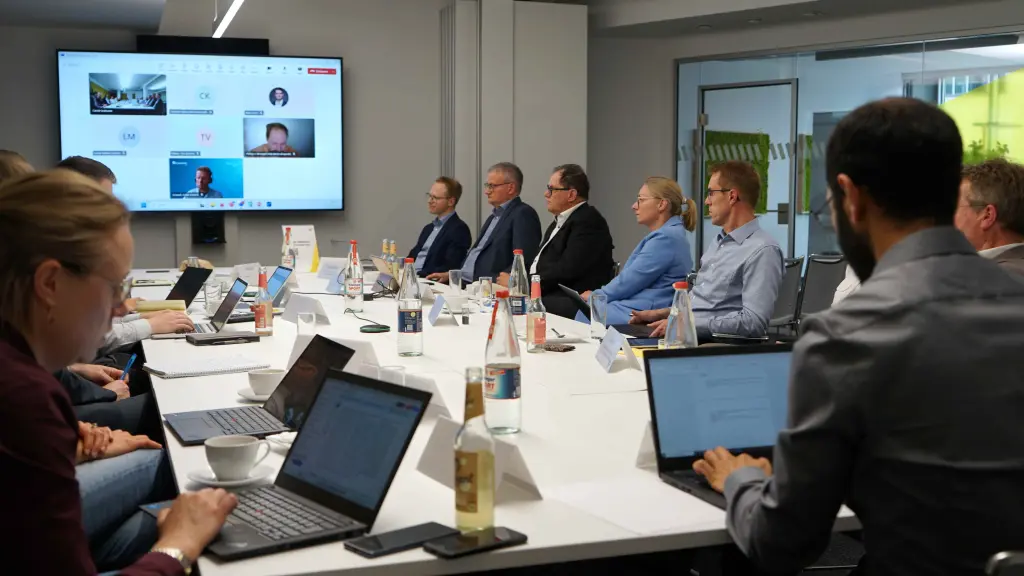 Arbeitsmeeting von Menschen zum Thema Carbon Management