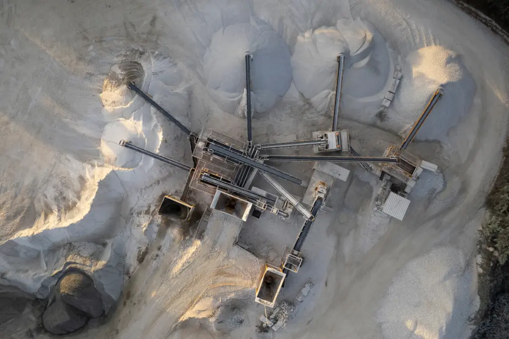 Vogelperspektive von Zementherstellung: Diese ist ein Prozess, bei dem erhebliche Mengen an CO2 freisetzt werden.