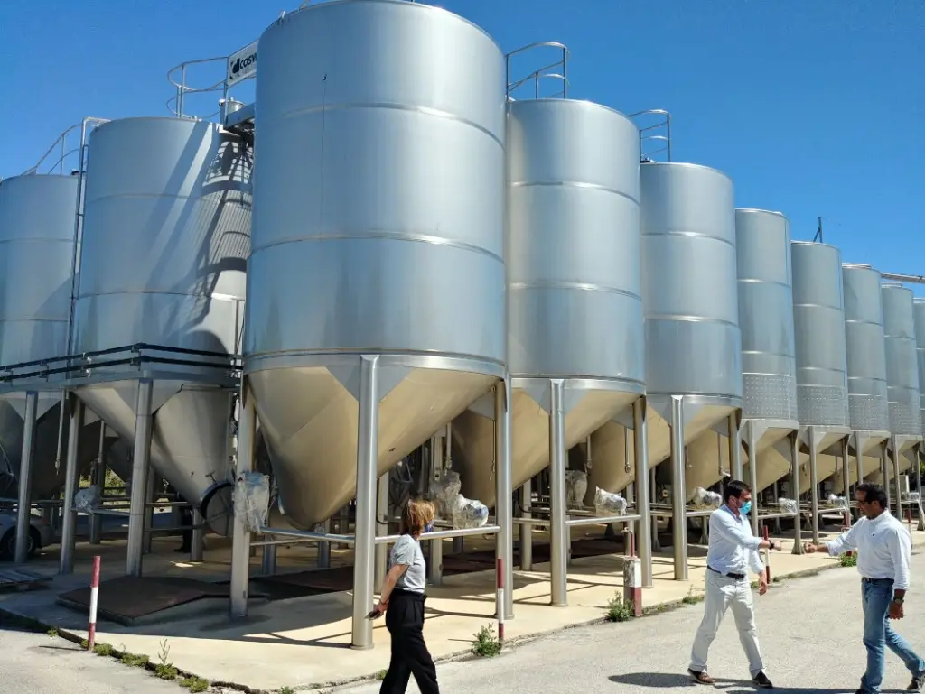 Viele Fermentationstanks