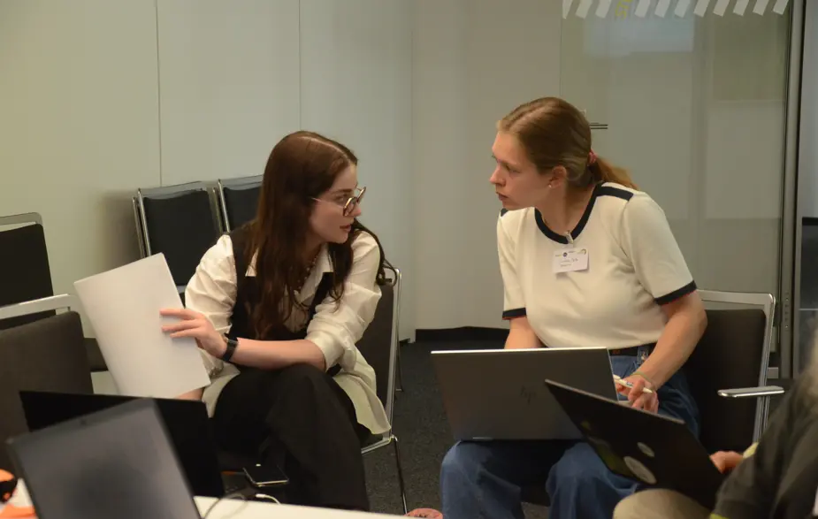 Zwei Frauen besprechen sich.