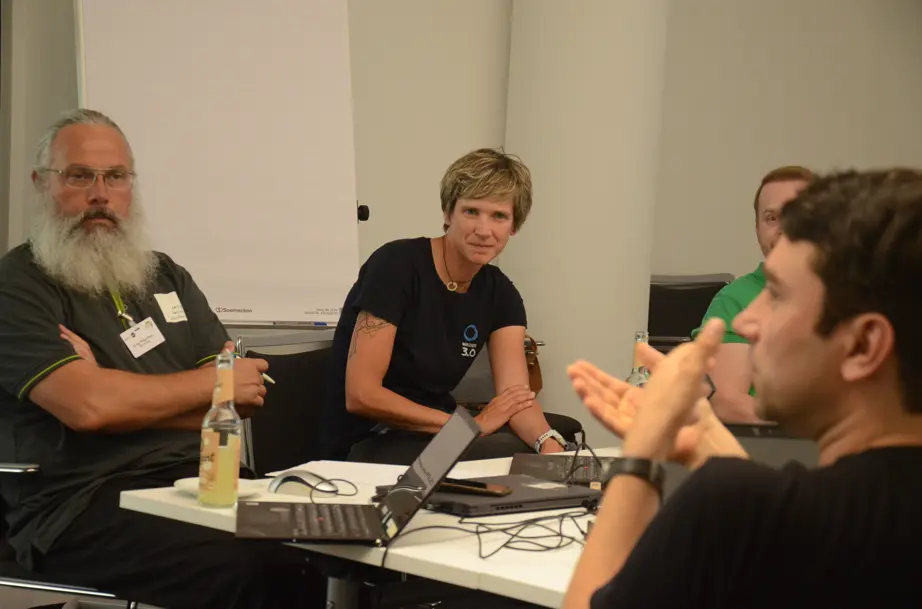 Personen sprechen, die anderen hören zu