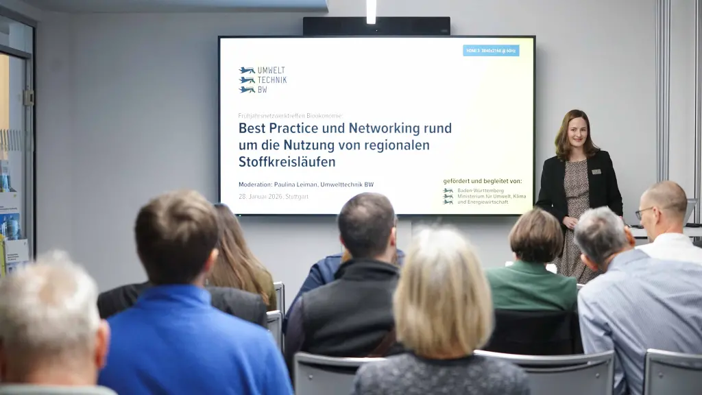 Im Bild ist eine Vortragssituation aus dem Publikum zu sehen, der Titel ist Best Practice bei der Nutzung von regionalen Stoffkreisläufen.