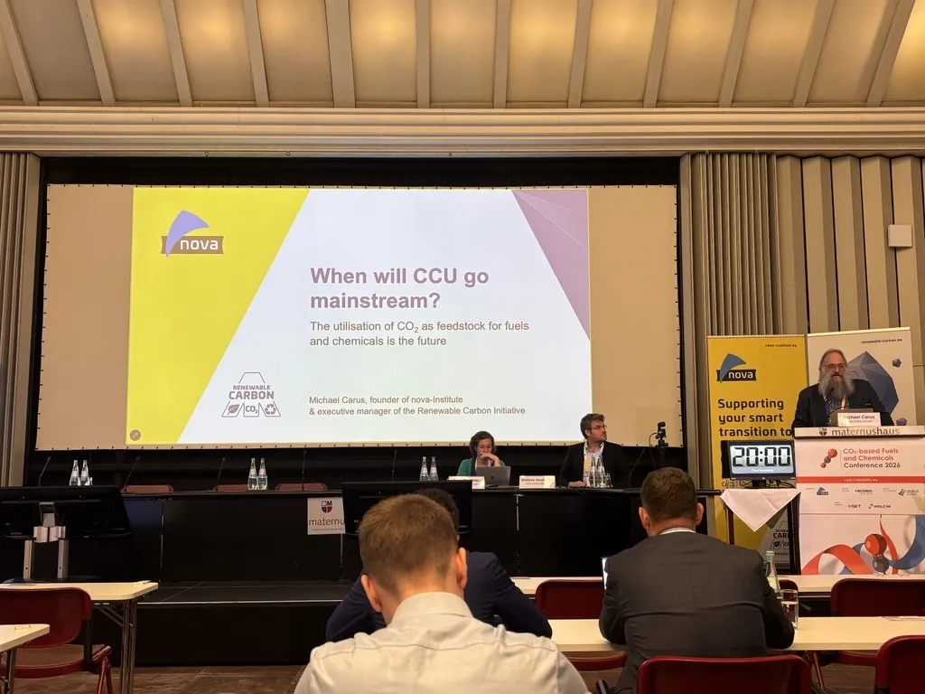 Vortragssaal mit einer Präsentation zum Thema "When will CCU go mainstream"?