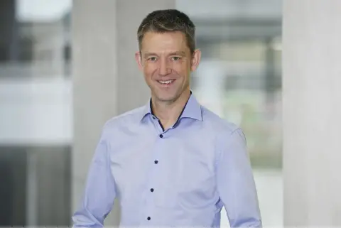 Prof. Dr. Stefan Mecking erforscht mit seiner Arbeitsgruppe an der Universität Konstanz nachhaltige Verfahren zur Verwertung von Biomasse.