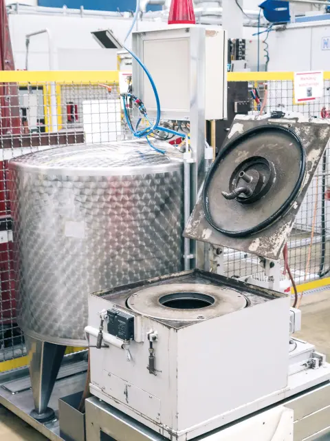 Verbrauchtes Öl läuft in einen fahrbaren Ölwagen