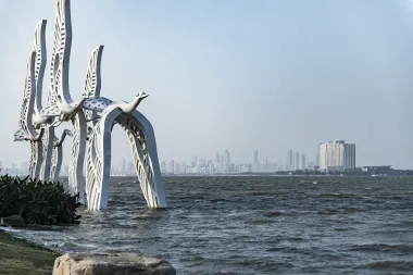 Mond-Bucht des Dushu-Sees in der Stadt Suzhou mit der Skyline im Hintergrund und einer Kranich-Großplastik im Vordergrund