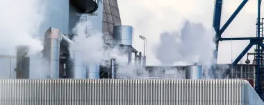 Dampf entweicht einer industriellen Anlage