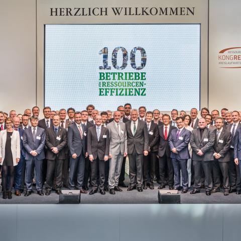 Gruppenbild von Unternehmerinnen und Unternehmern, die im Rahmen des Projekts "100 Betriebe für Ressourceneffizienz ausgezeichnet wurden, mit Ministerpräsident Winfried Kretschmann beim KONGRESS BW