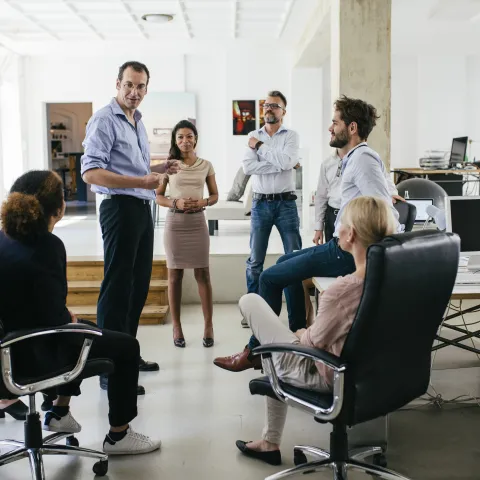 Gruppe Menschen in einem Raum im Gespräach