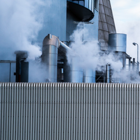 Dampf entweicht einer industriellen Anlage