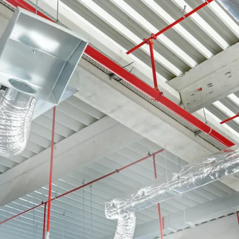 Abluftrohre in einer Produktionshalle für Energieeffizienz im Unternehmen.