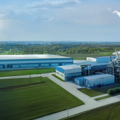 Industrieanlage für Carbon Management mit Fokus auf CO₂-Abscheidung, -Nutzung und -Speicherung zur Emissionsreduktion.
