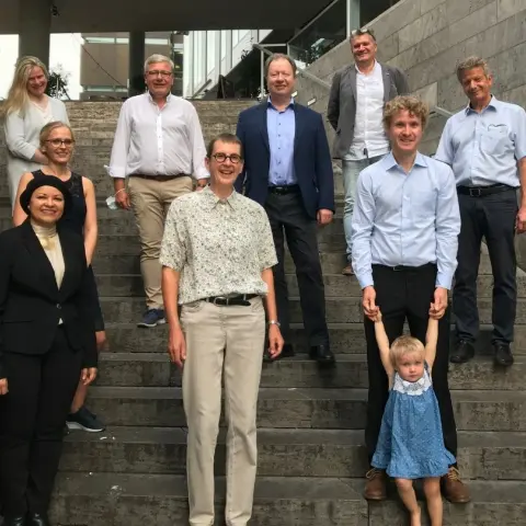 Das Chitinfluid-Team und der Rektor der Universität Stuttgart auf einer Treppe