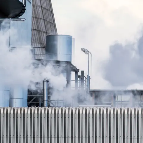Dampf entweicht einer industriellen Anlage